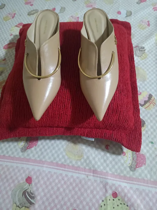 Scarpin Lança Perfume Bege com Detalhe Dourado