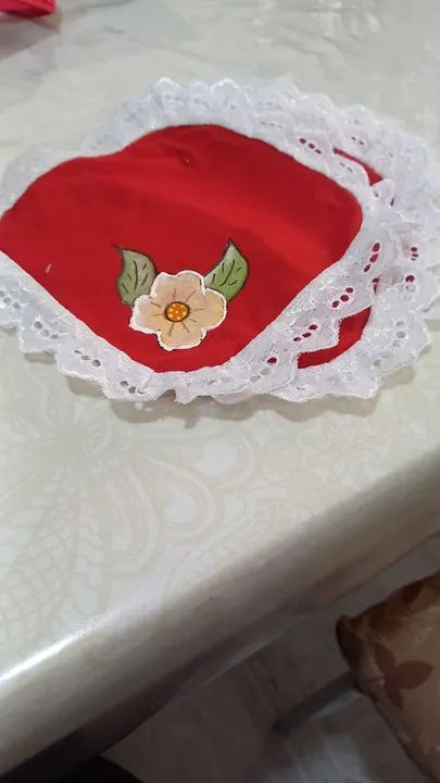 Toalinha vermelhas  com flôr   e renda branca - Foto 3