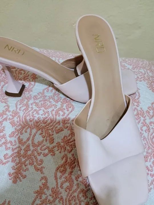 Sandálias brancas com pedrarias - Foto 2