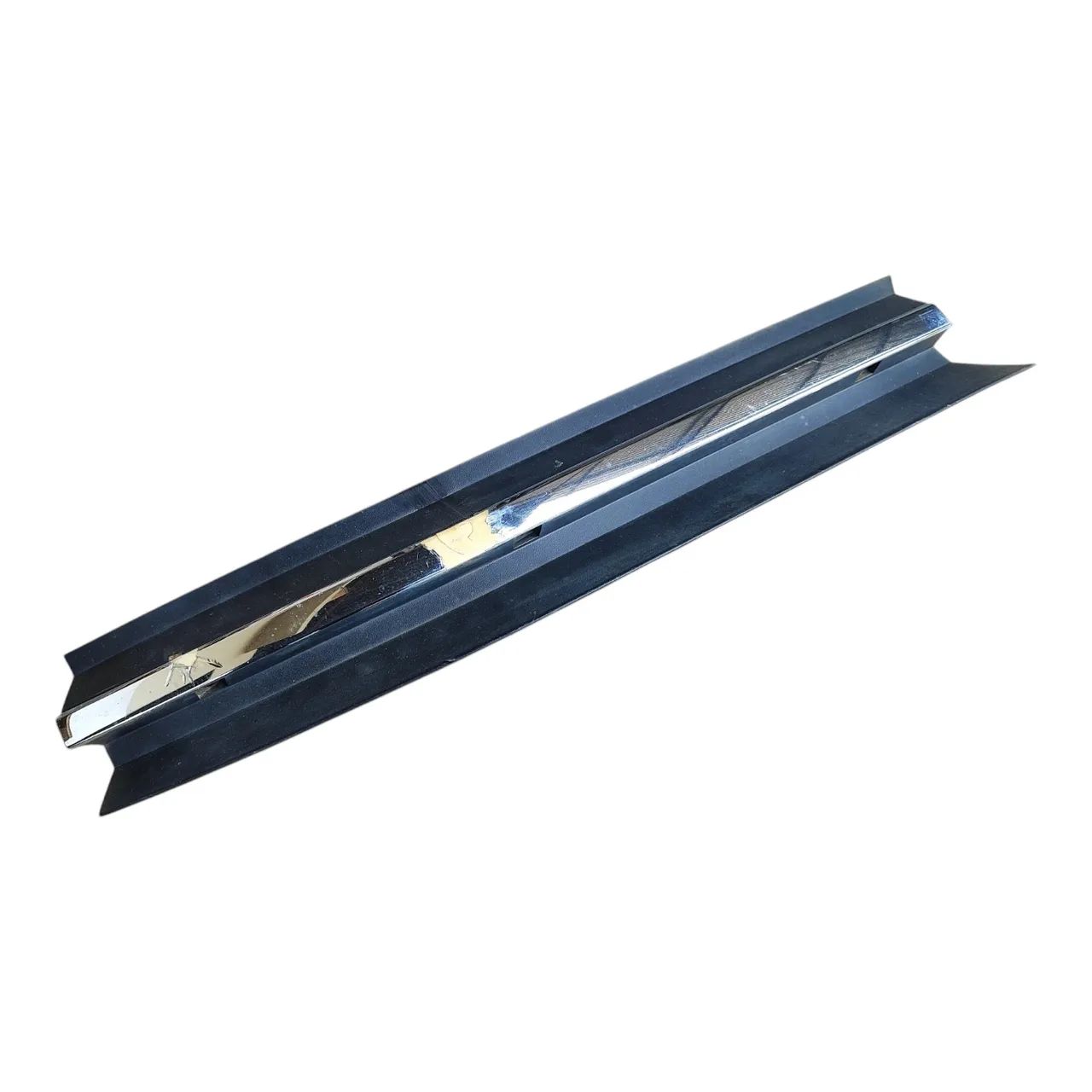 Friso Da Grade Frontal Original Vw Delivery C/ Detalhe E2514 Preto - Foto 2