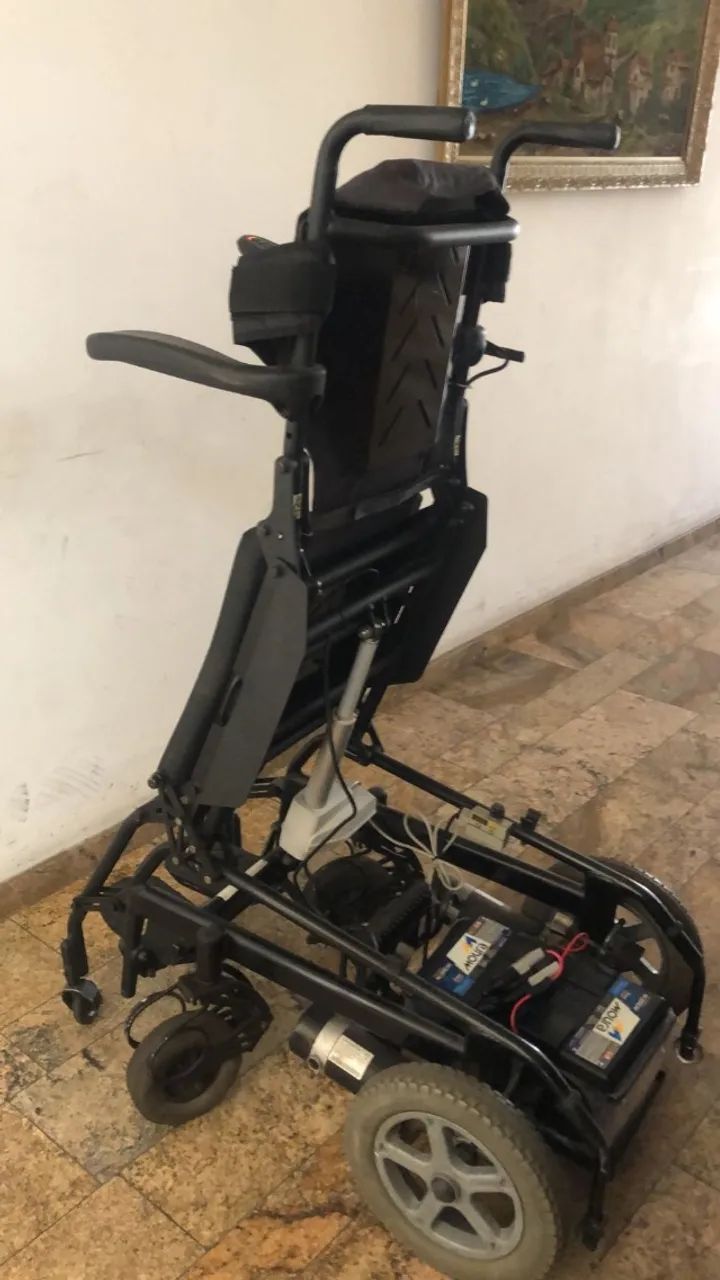 CADEIRA DE RODAS MOTORIZADA QUE DEIXA O USUARIO DE PE - Foto 6