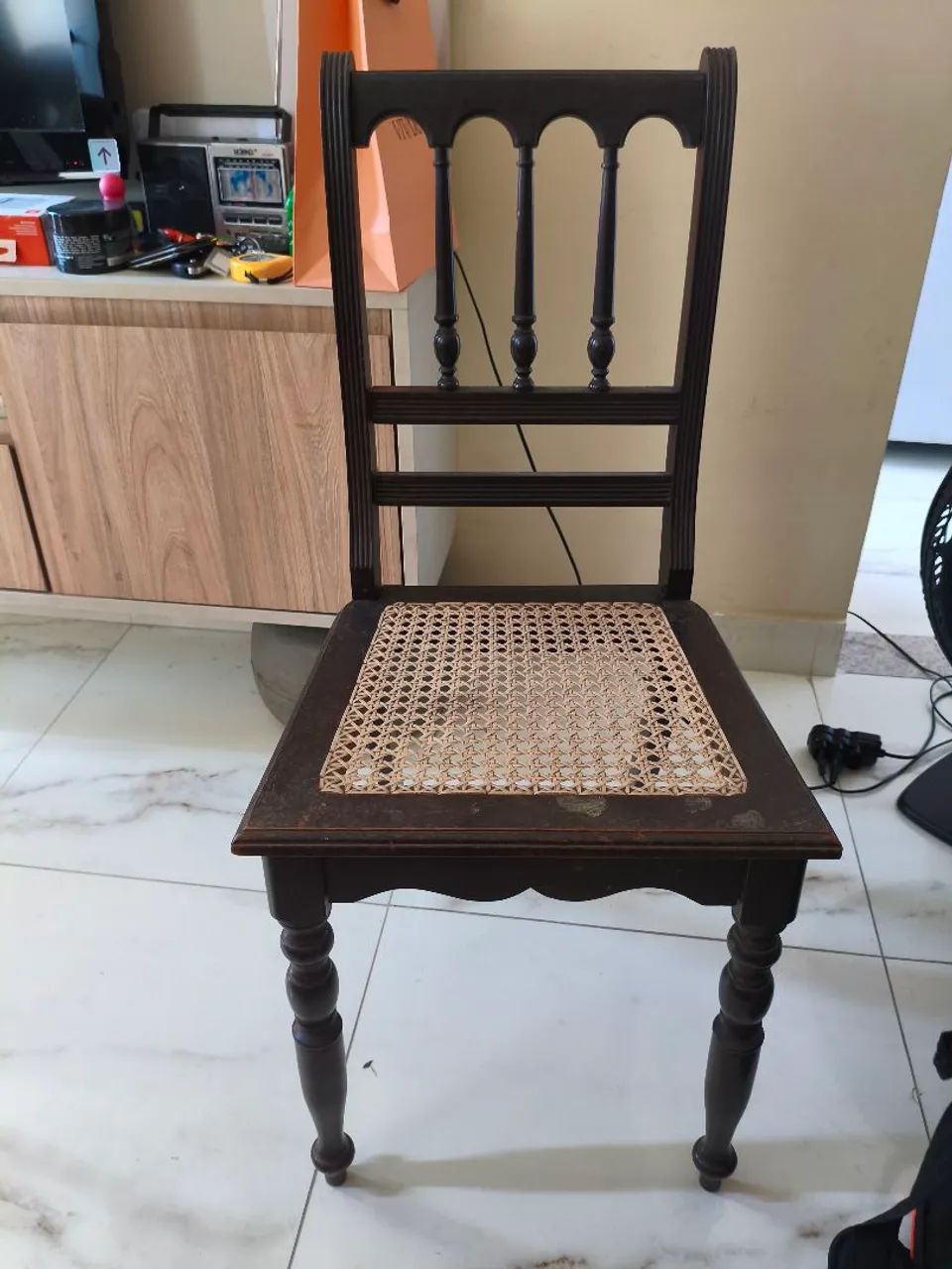 Cadeira de madeira com assento em palha