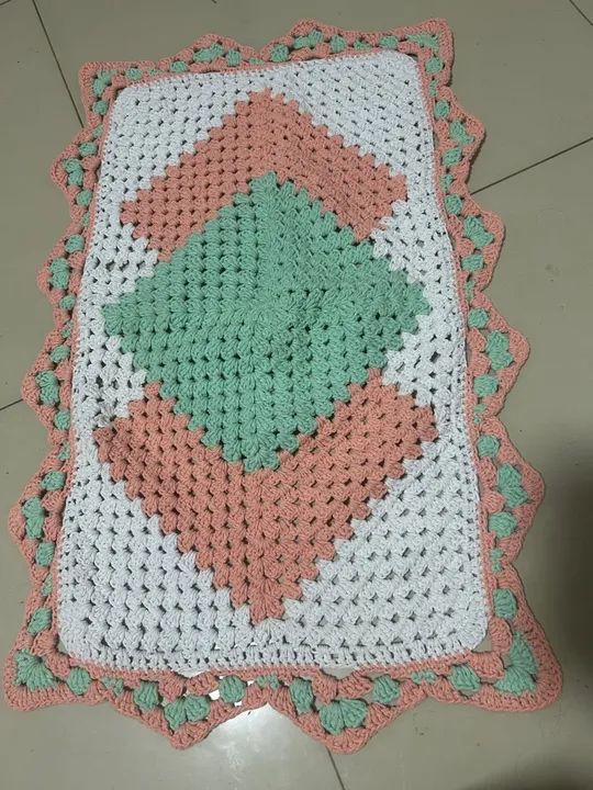 Tapete Crochê - Detalhes em Verde e Rosa