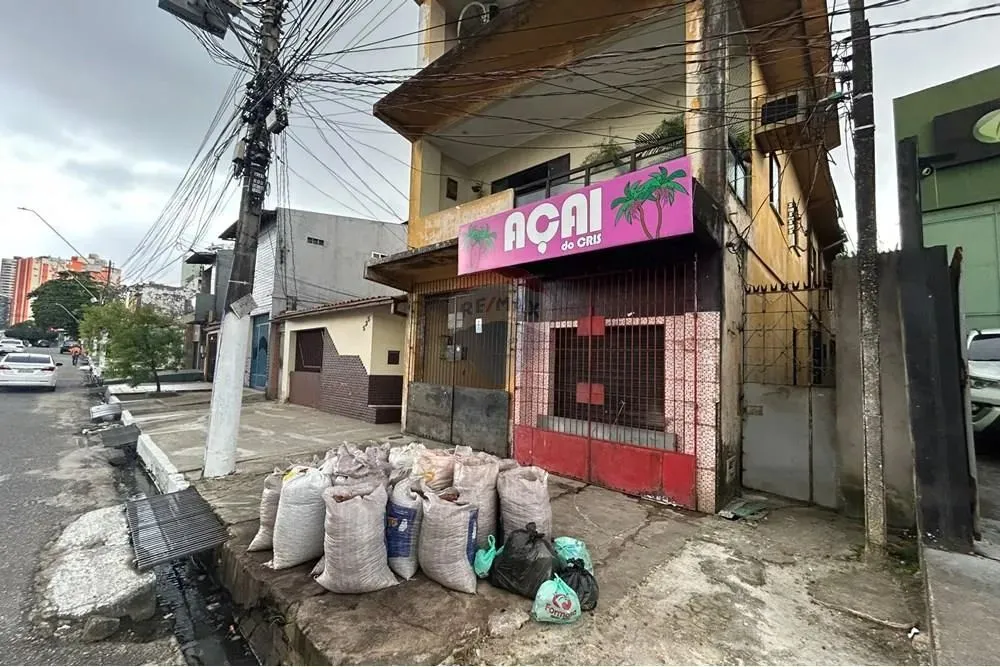 Casa Ampla com 220m² no Telégrafo 4 Quartos, Quintal e Localização Privilegiada