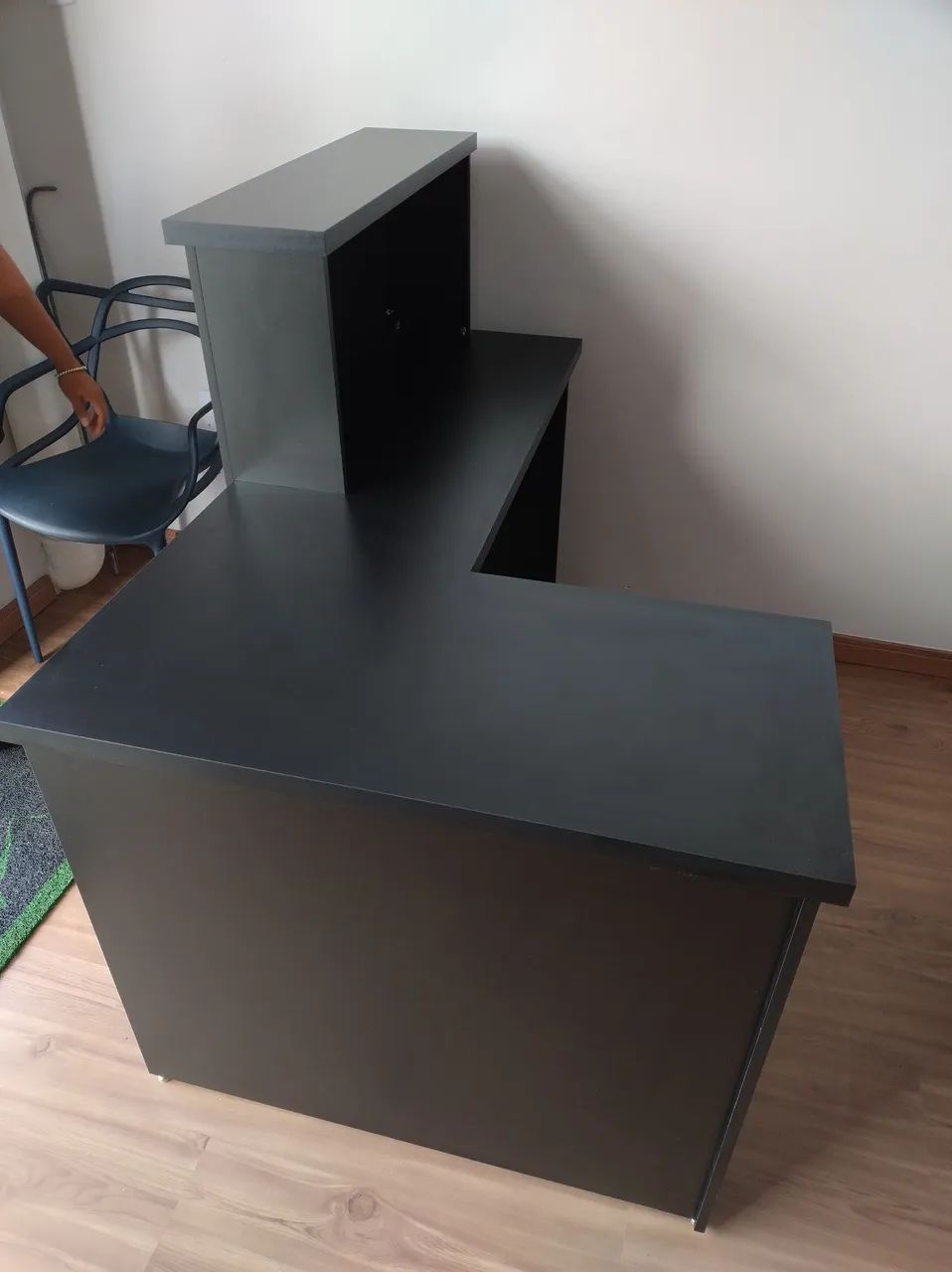 Balcão preto c ripado amadeirado/caixa/recepção  - Foto 2