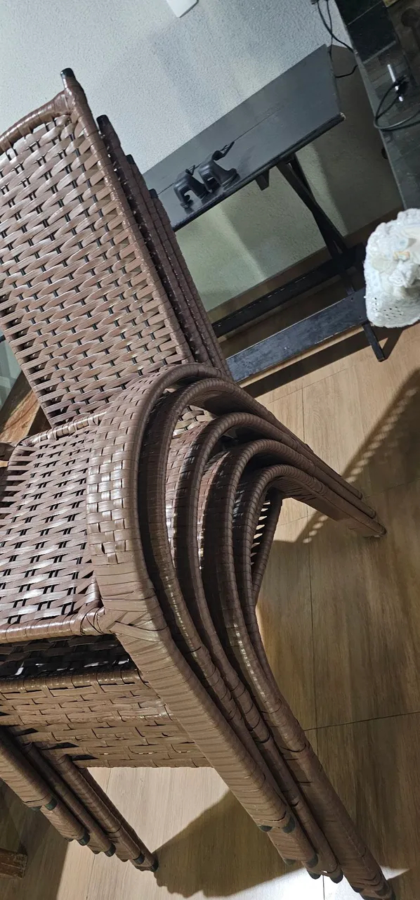 Conjunto de Cadeiras e mesa apoio
