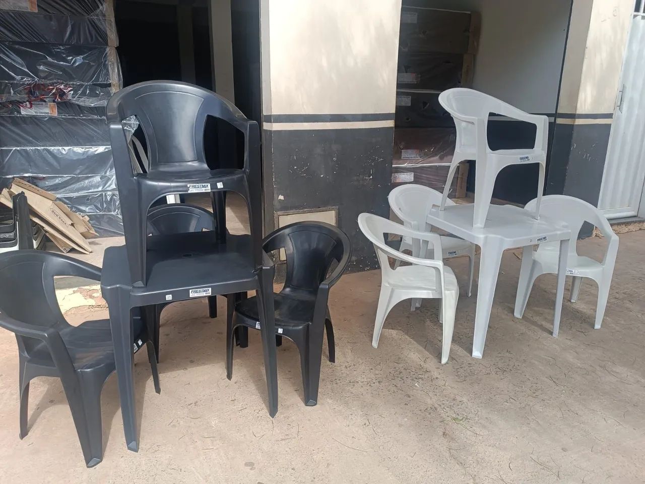 Cadeiras e Mesas novas de plástico .  - Foto 3