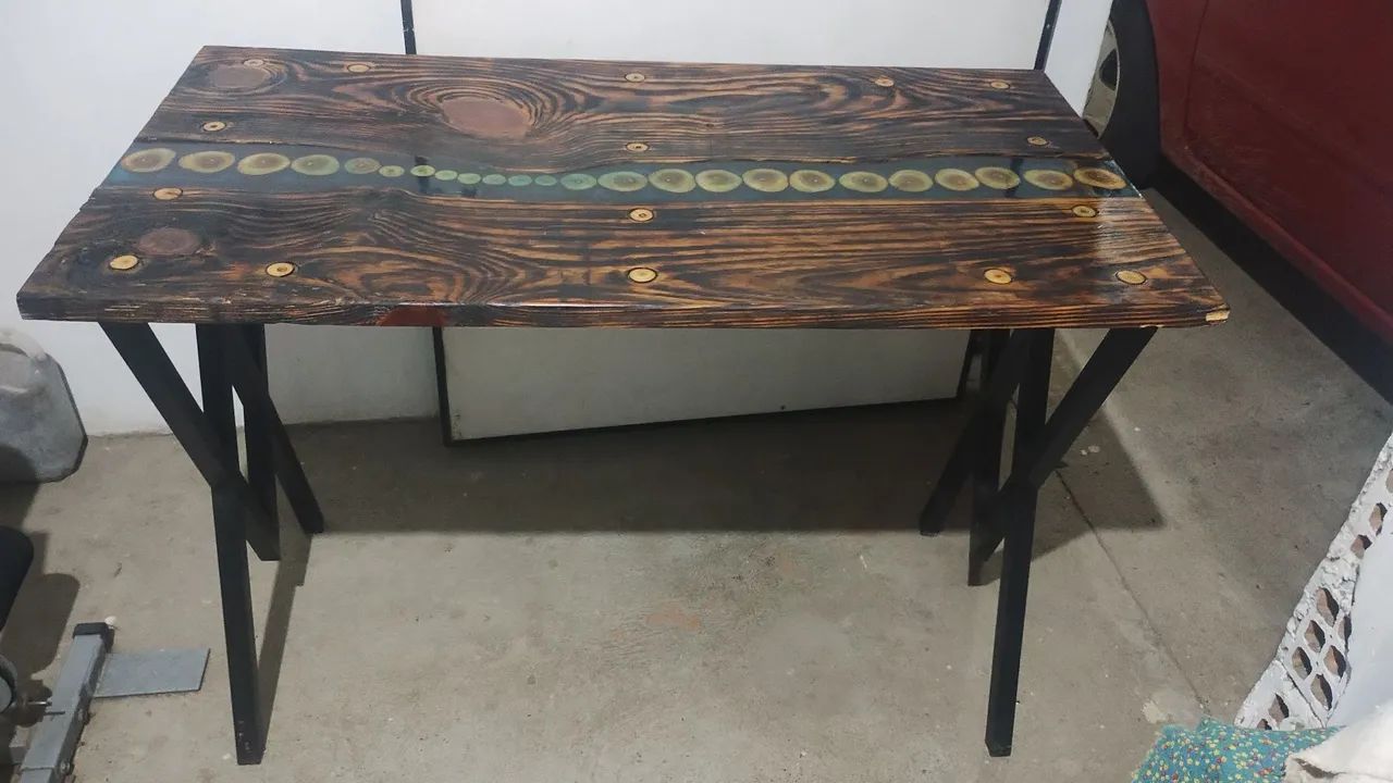 Mesa de madeira com resina epóxi