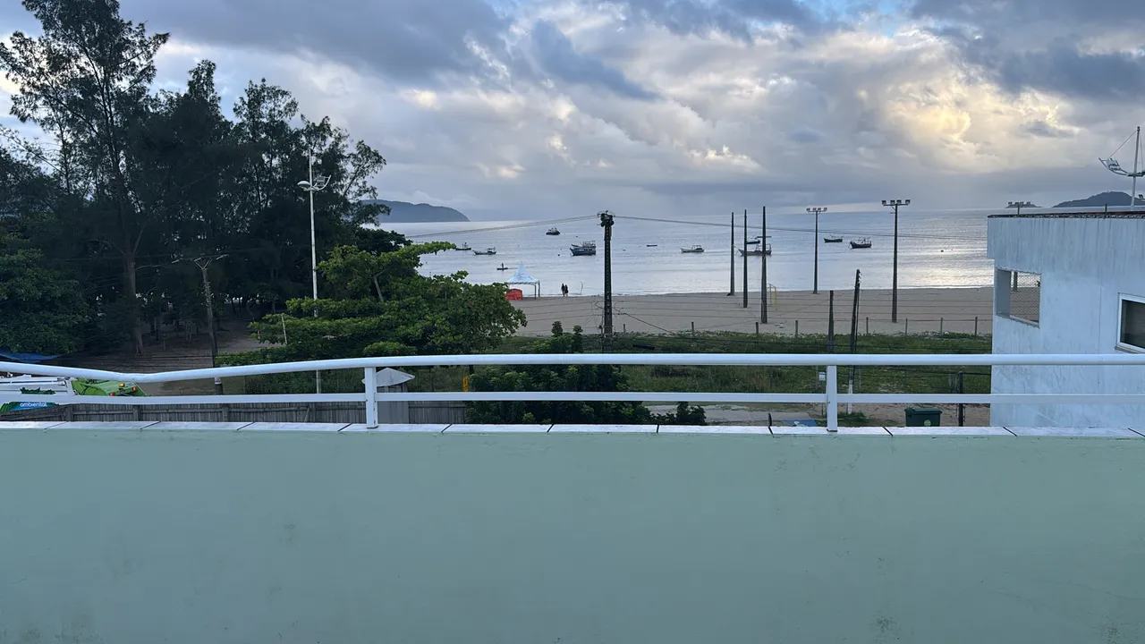 Apartamento praia Enseada pé na areia