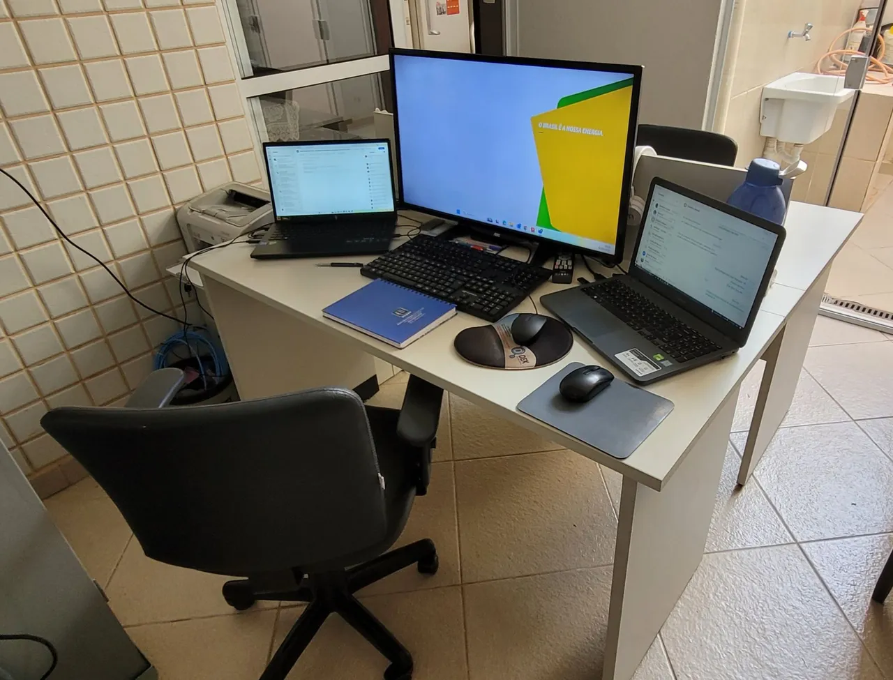 Estação de trabalho branco com 2 postos