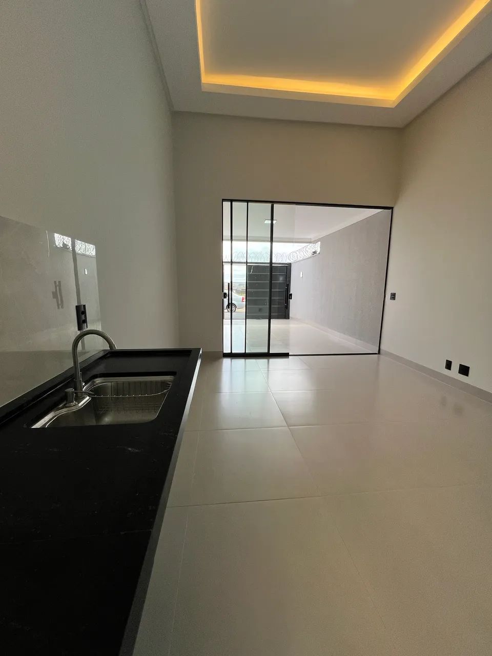 Casa Anapolis no Vida Nova com acabamento impecável e sala e cozinha com pé direito duplo  - Foto 5