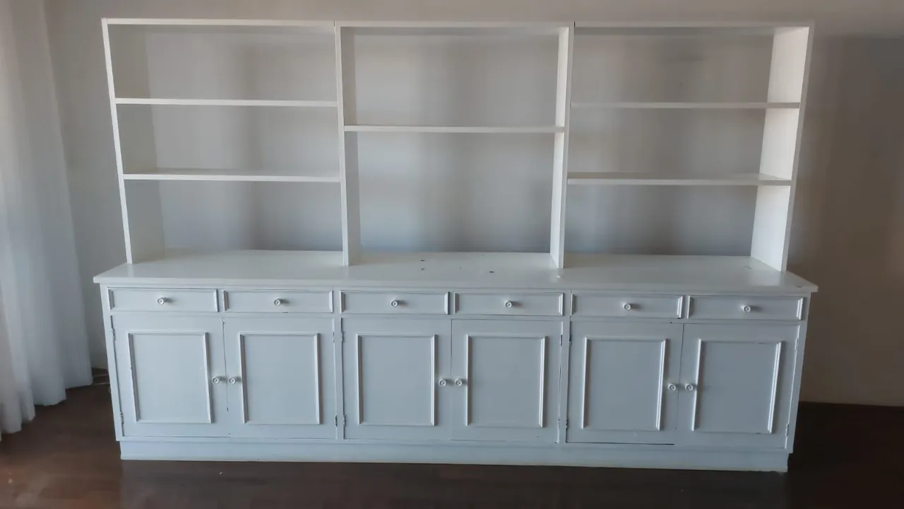 Estante para sala em madeira maciça