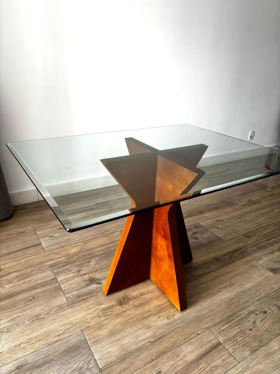 Mesa de Jantar de Vidro Transparente com Base em Madeira - Foto 4