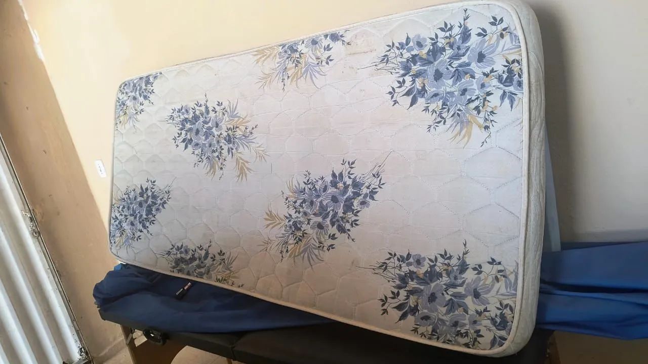 Cama e 2 colchões de solteiro 64842037575427122