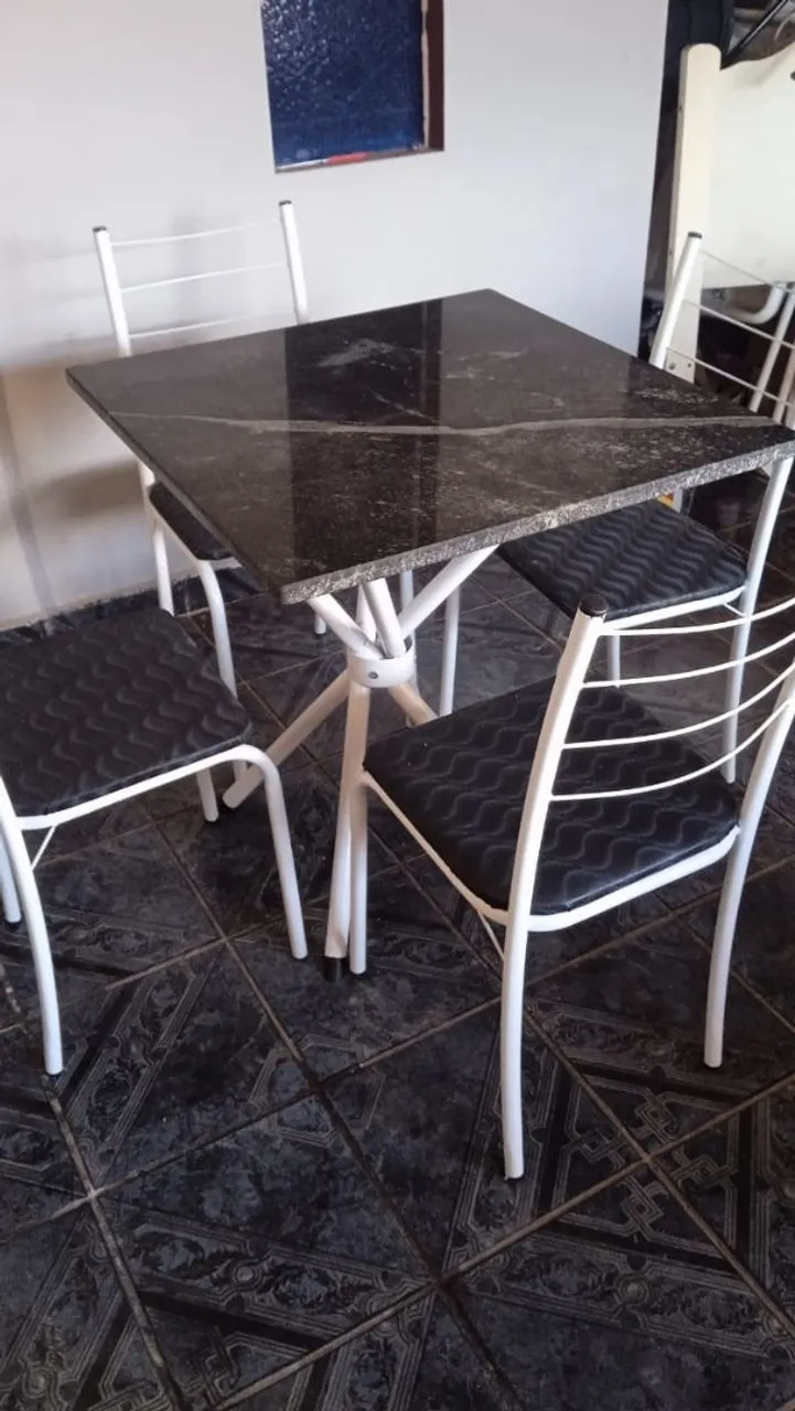 Conjunto Mesa com 4 Cadeiras de Cozinha