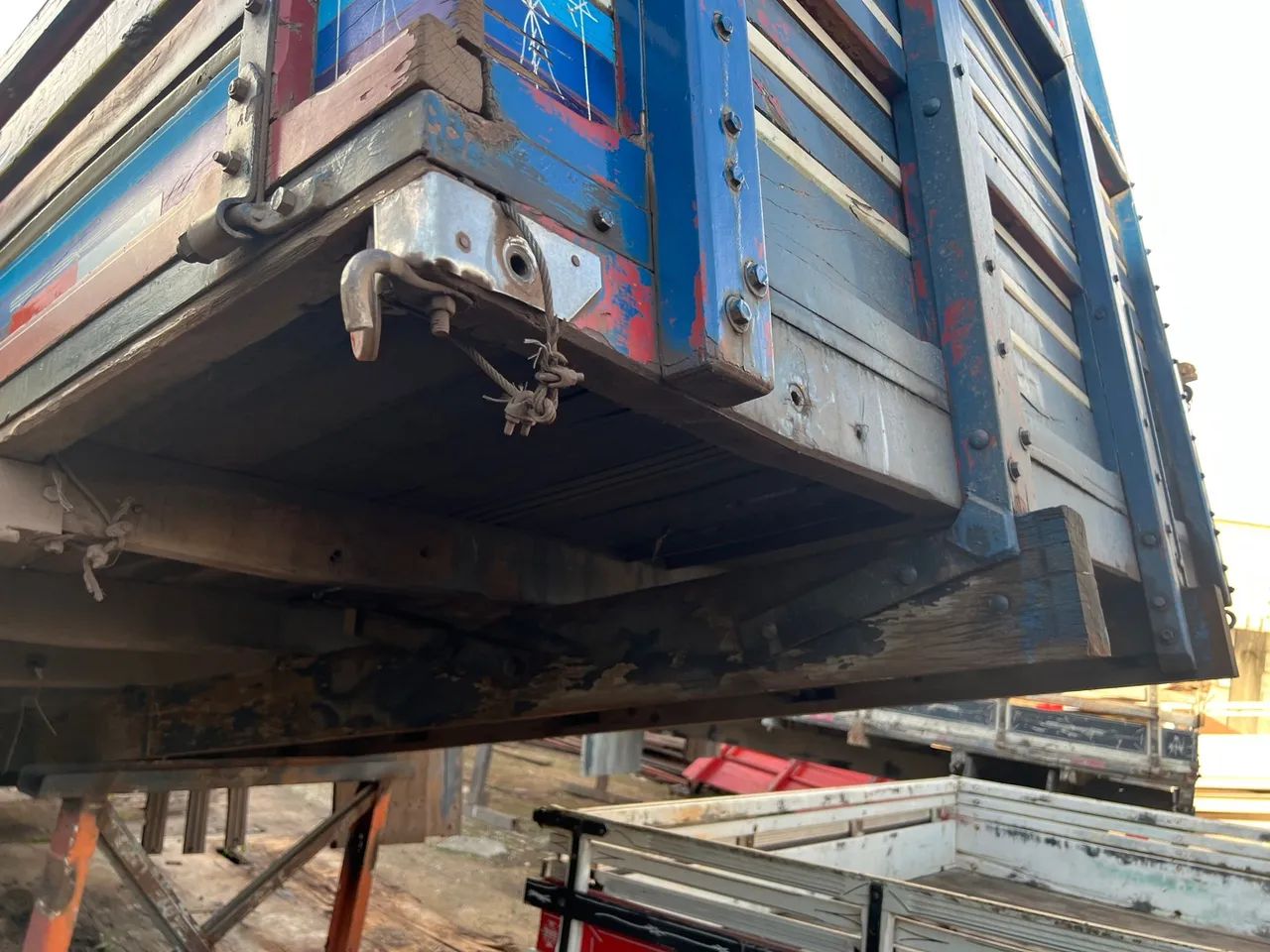 Carroceria de 6,40 x 2.30 - Foto 2