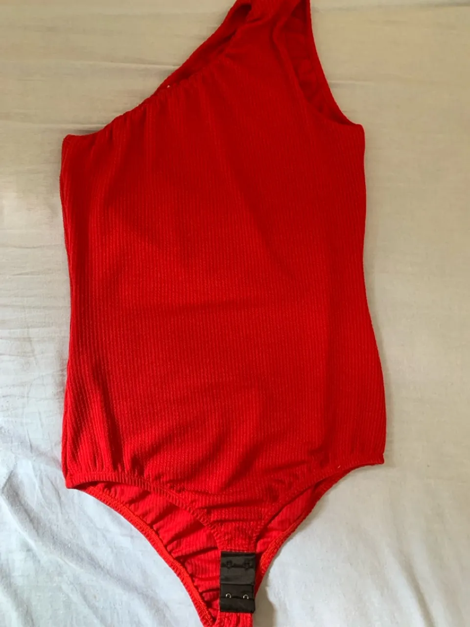 Body vermelho de um ombro só