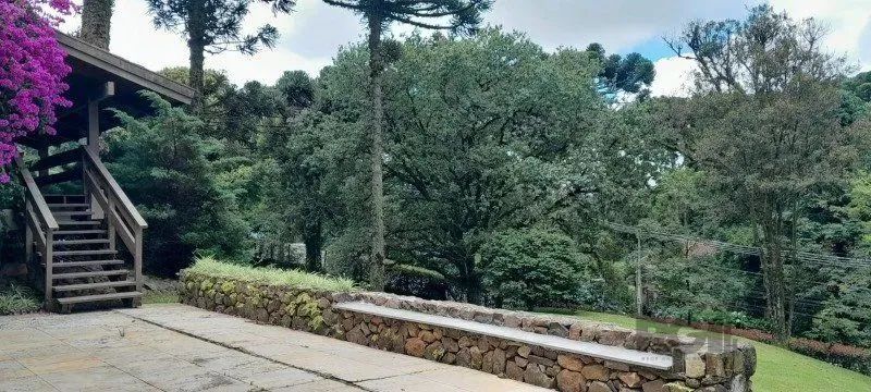 BELÍSSIMA RESIDÊNCIA, JUNTO AO LAGO NEGRO EM GRAMADO. 3 dormitórios, 350 m2, suite, living - Foto 3
