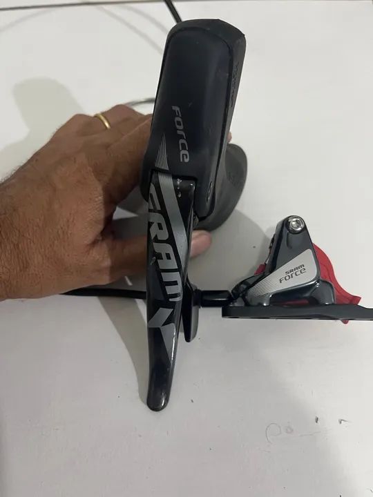 Freio SRAM Force dianteiro com acionador de canote retrátil.