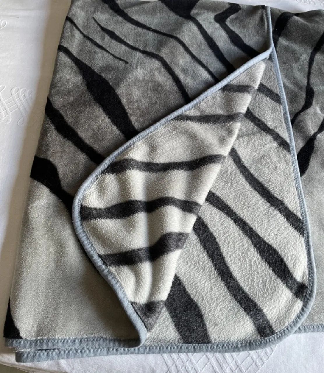 COBERTOR RASCHEL SUPER  SOFT  ANTIALERGICO CINZA E PRETO - Foto 4