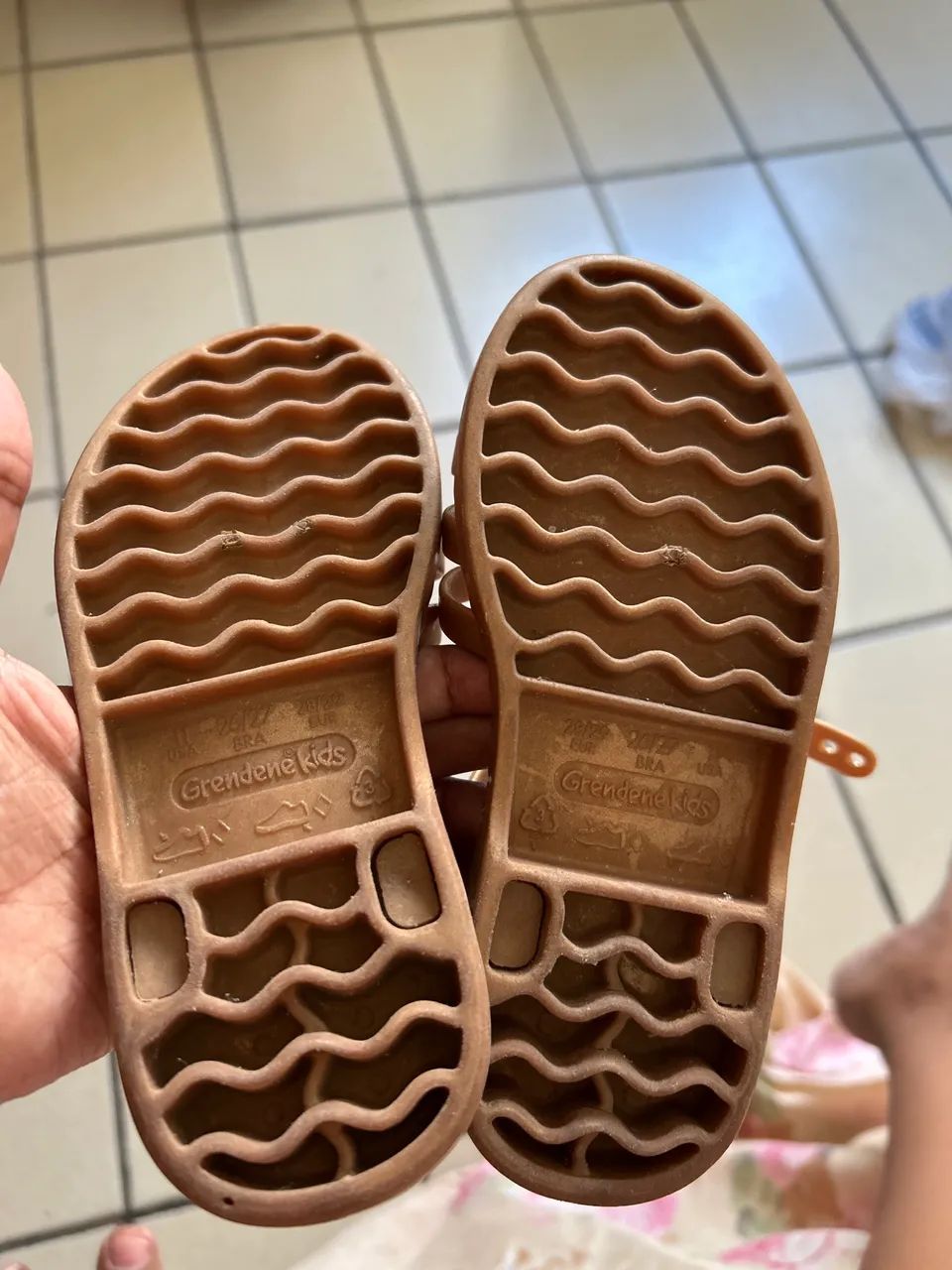 SANDÁLIA DOURADA BARBIE - Foto 3