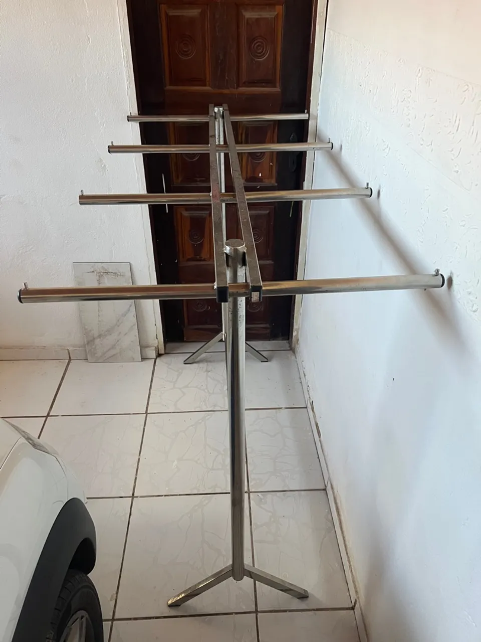 Expositor de Chão em Aço Inox para loja de roupa
