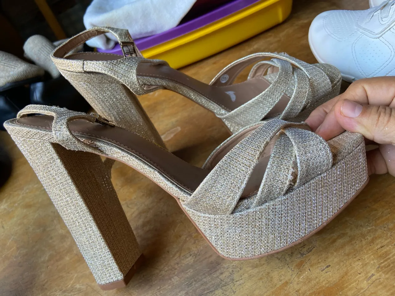 Sandália meia pata dourado Constance