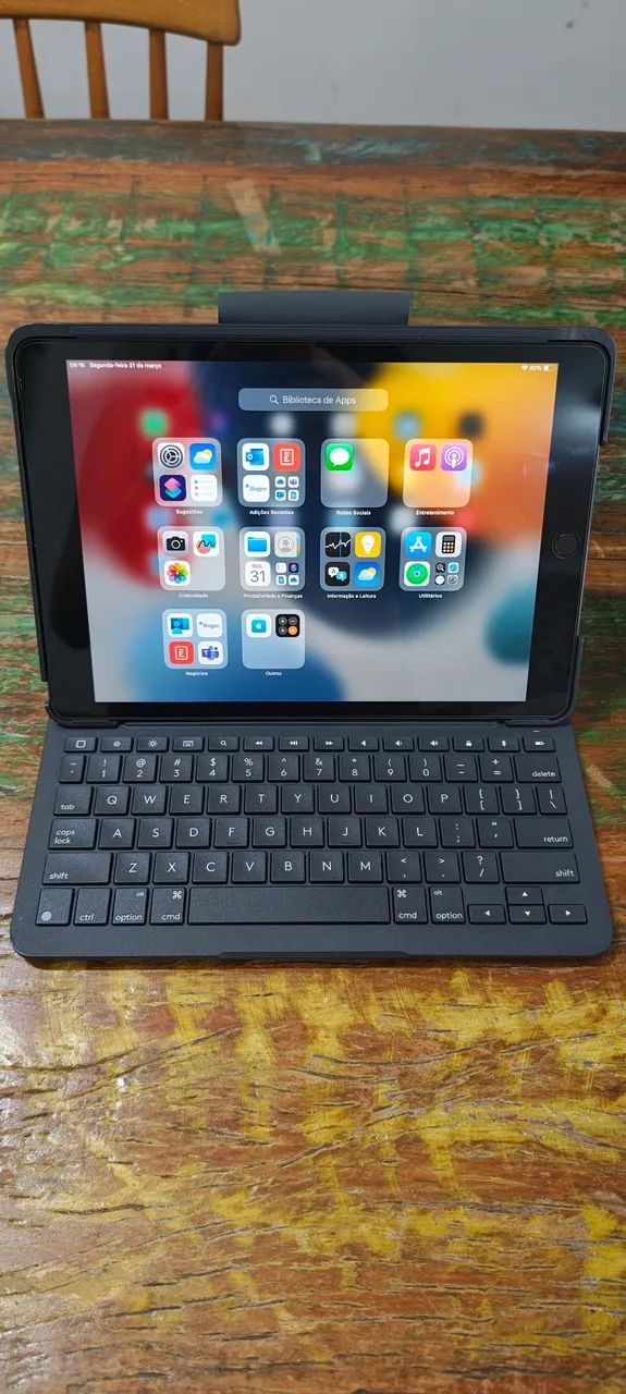 iPad  9° geração 256 Gb com teclado e capa Logitech - Foto 2
