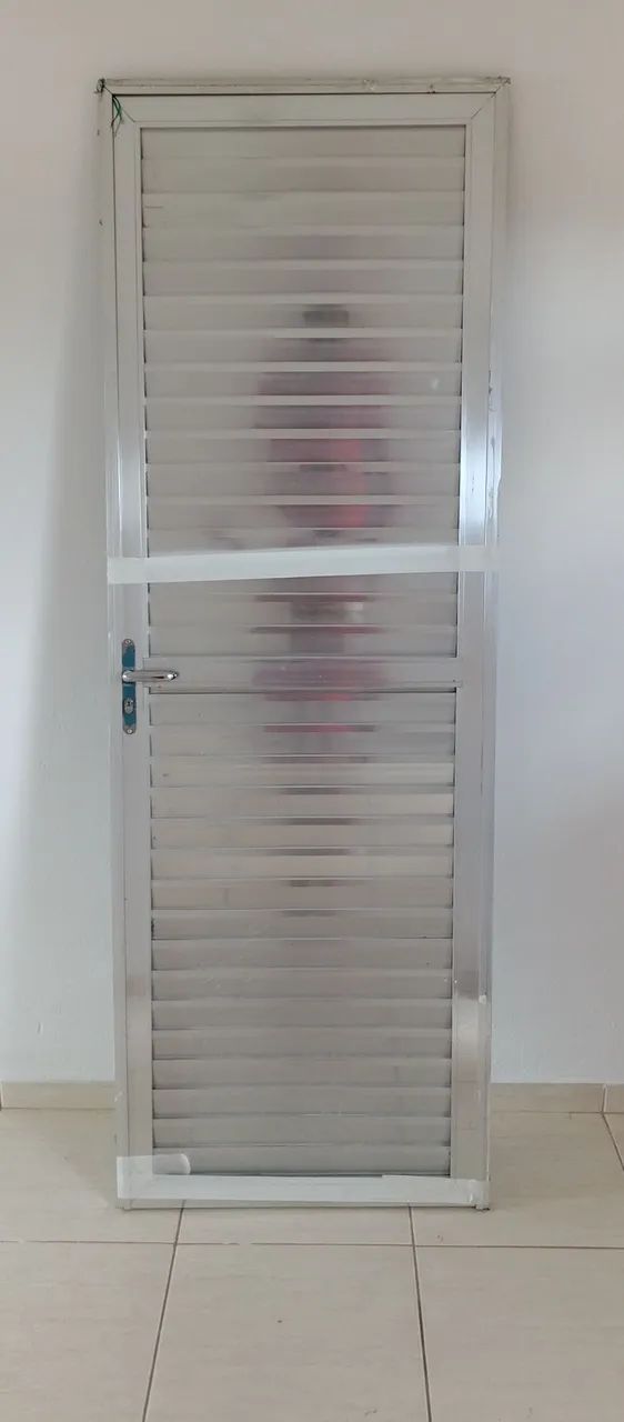 Porta de Alumínio com guarnição de alumínio e fechadura 