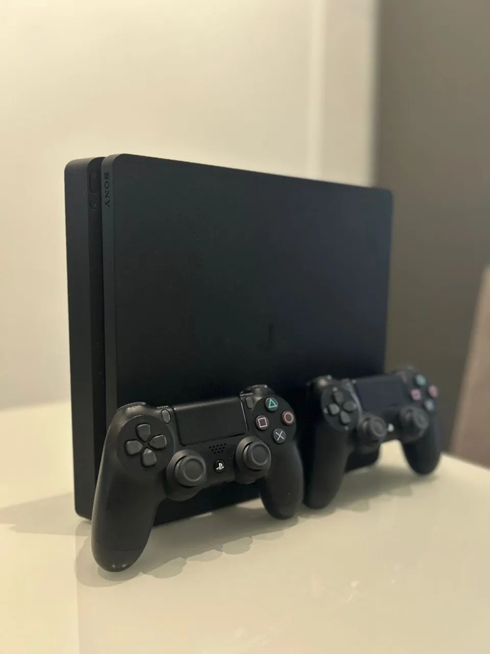 PlayStation 4 (PS4) com 2 Controles