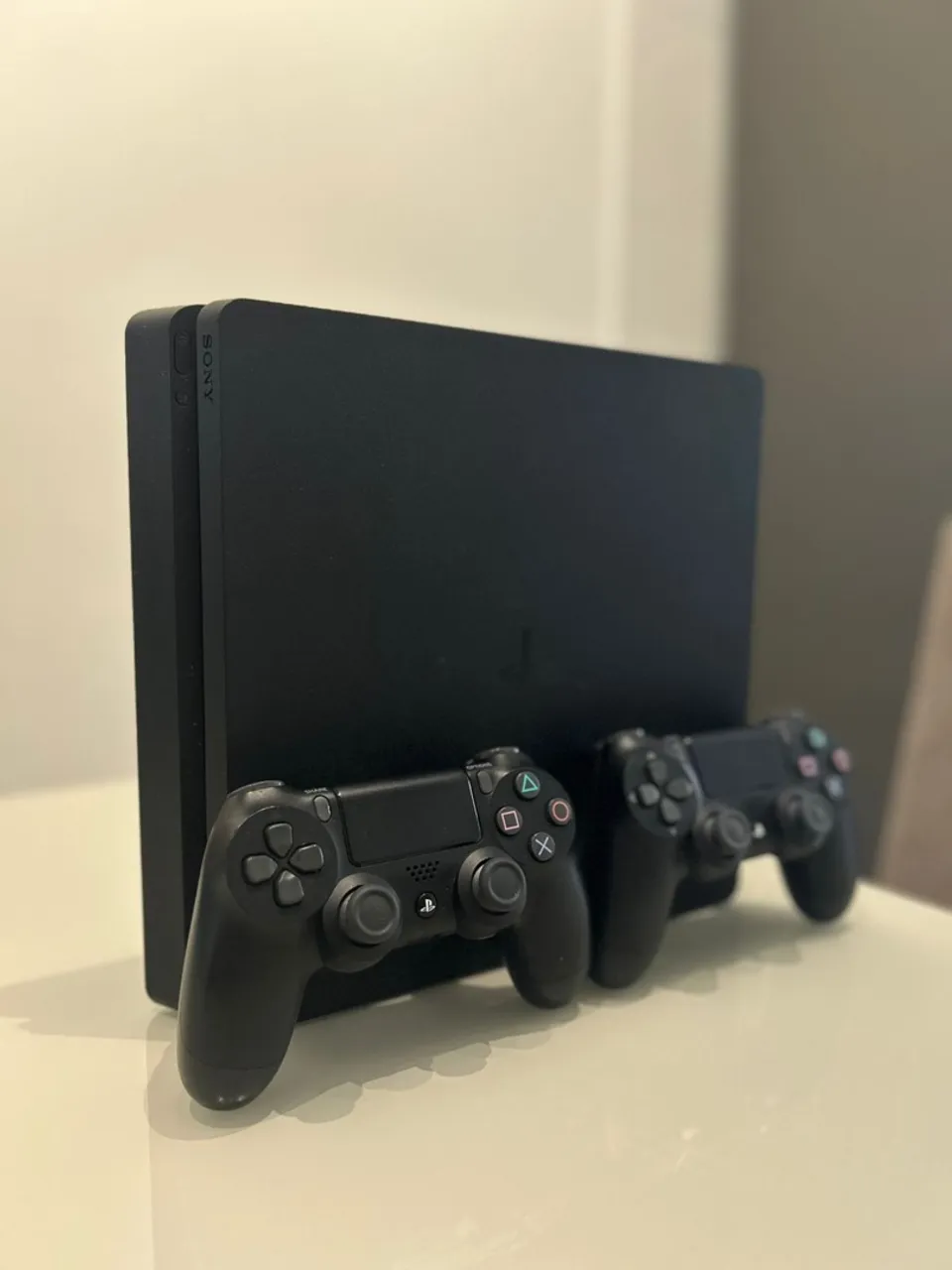 PlayStation 4 (PS4) com 2 Controles