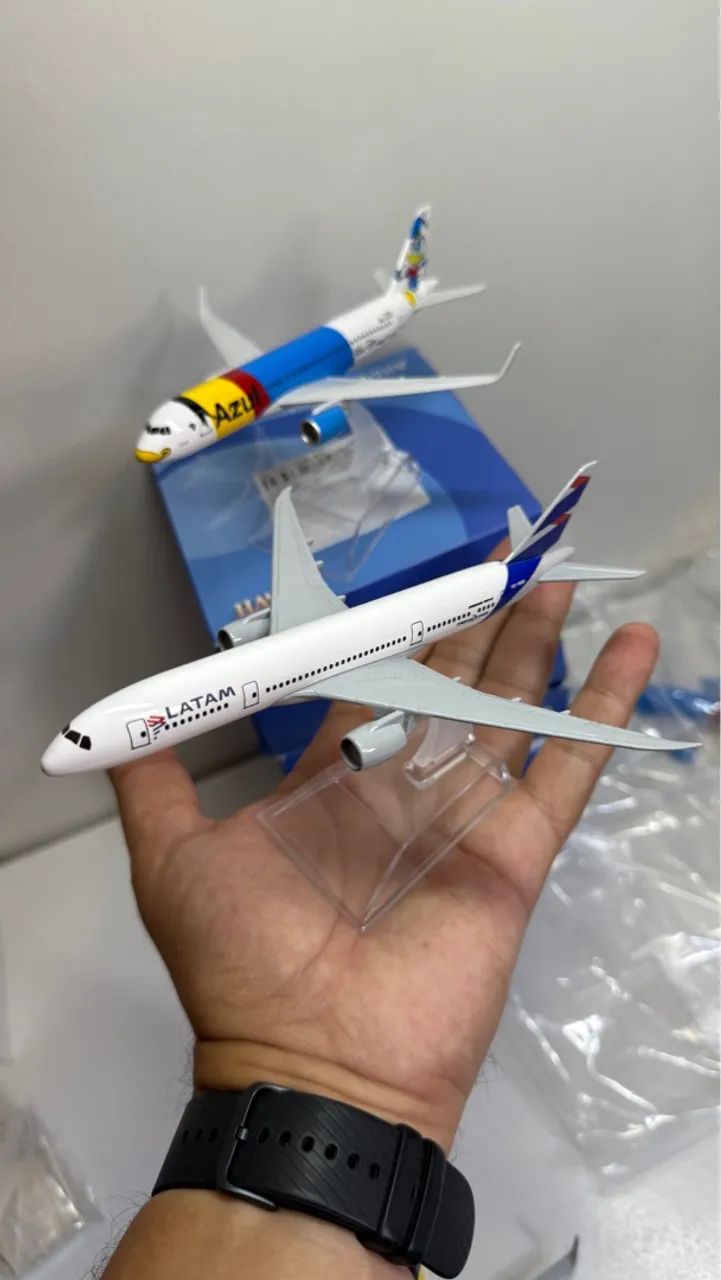 Avião em metal com base de Acrílico escala 1/400 para colecionar  - Foto 2