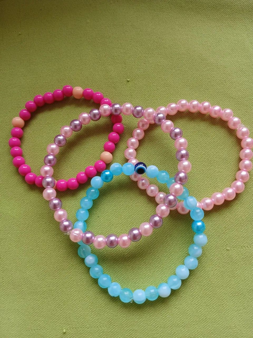 Pulseiras de miçangas coloridas