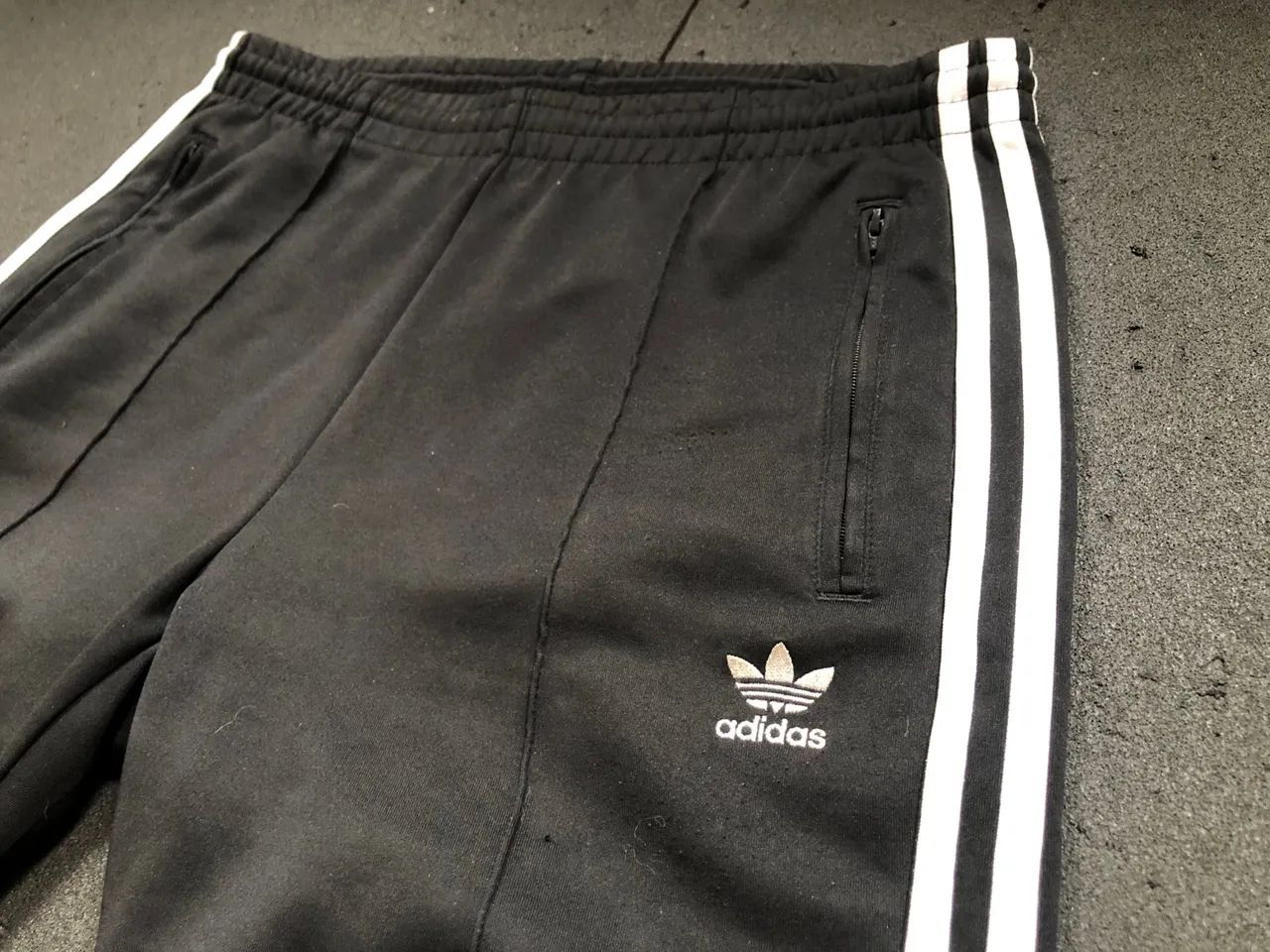 Calça Adidas Original, bolso com zíper