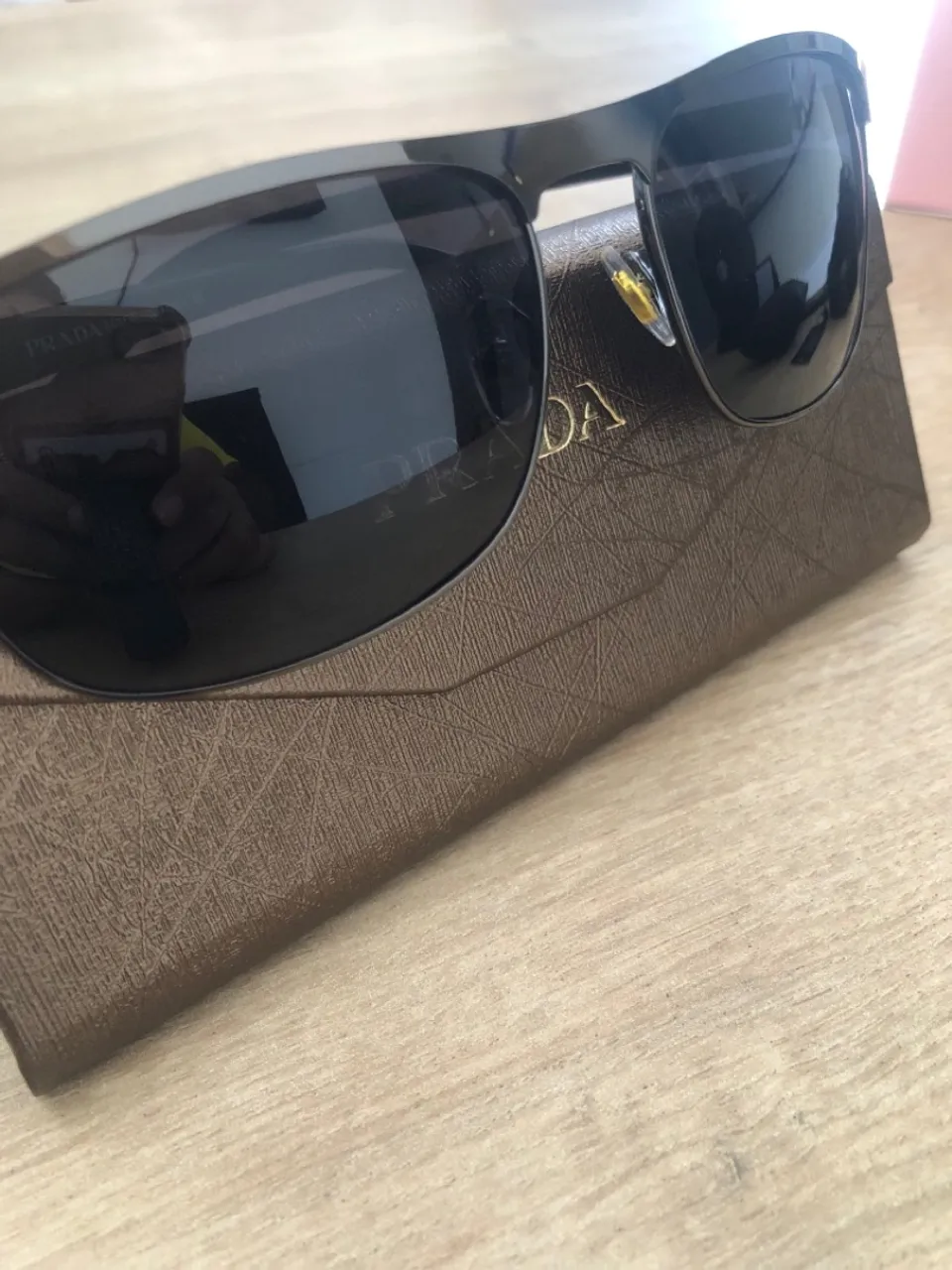 Óculos de Sol Prada - Elegância e Proteção