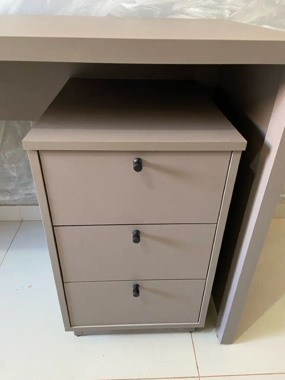 MESA ESCRITÓRIO 1,80m COM GAVETEIRO 3 GAVETAS 100% MDF - Foto 5