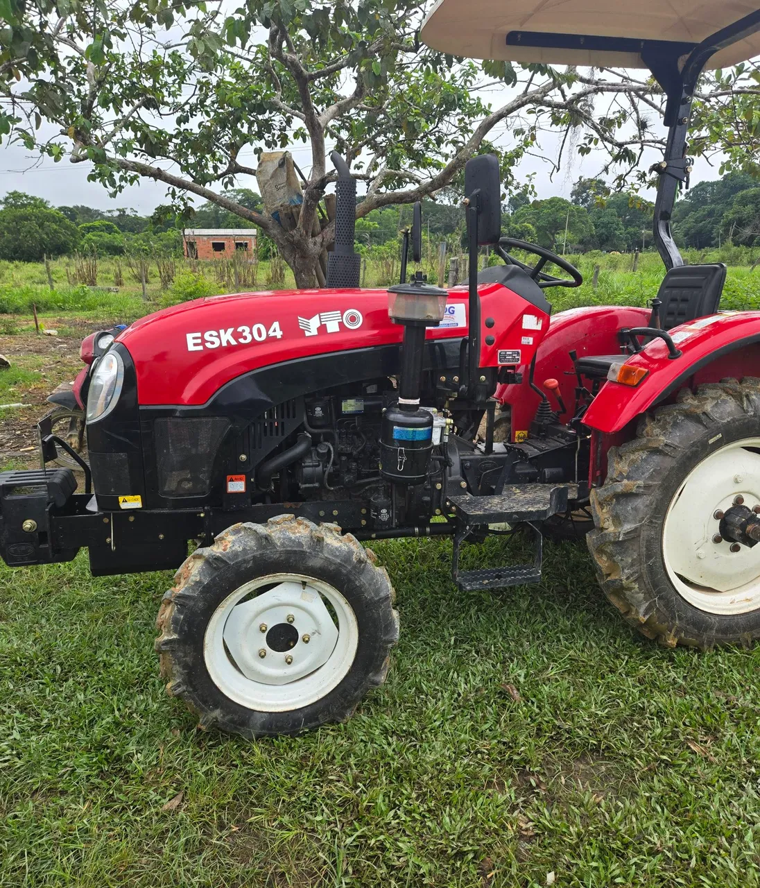 ALUGUEL Trator Agrícola ESK304 - roçadeira e calcadeira!