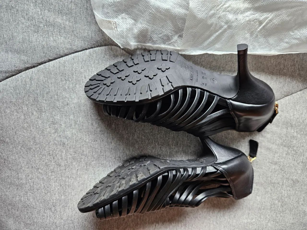 Sandalia preta de tiras belíssima Arezzo - Foto 3