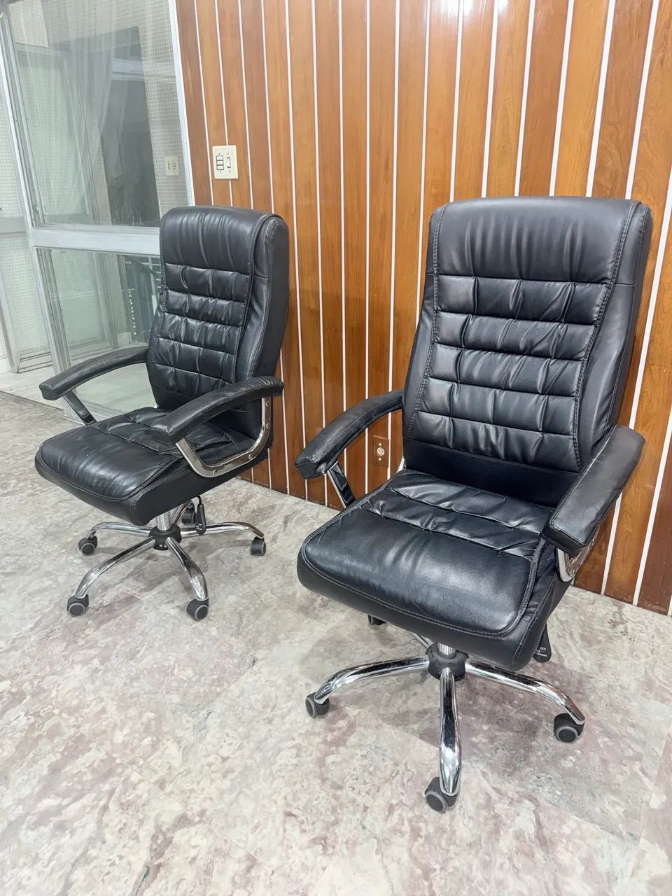 Cadeira Presidente Executiva Couro Sintético Base Cromada - Semi Nova 