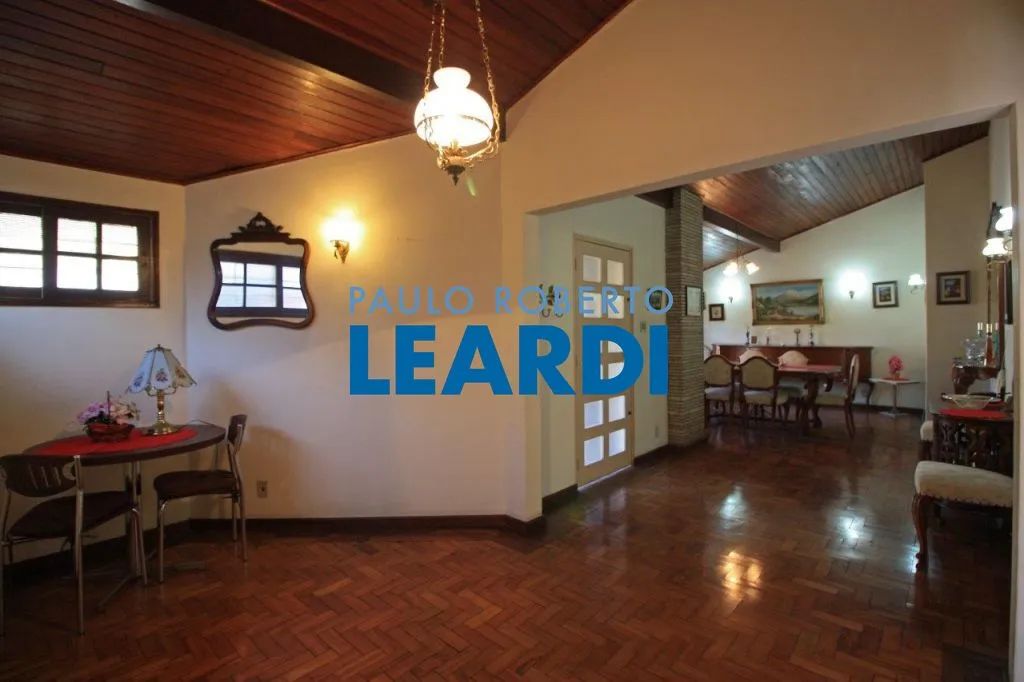 CASA ASSOBRADADA - SUMARÉ - SP