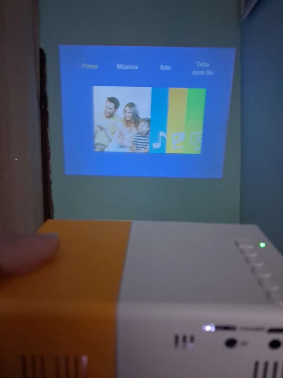 Mini Projetor LED Portátil YG300 - Foto 4