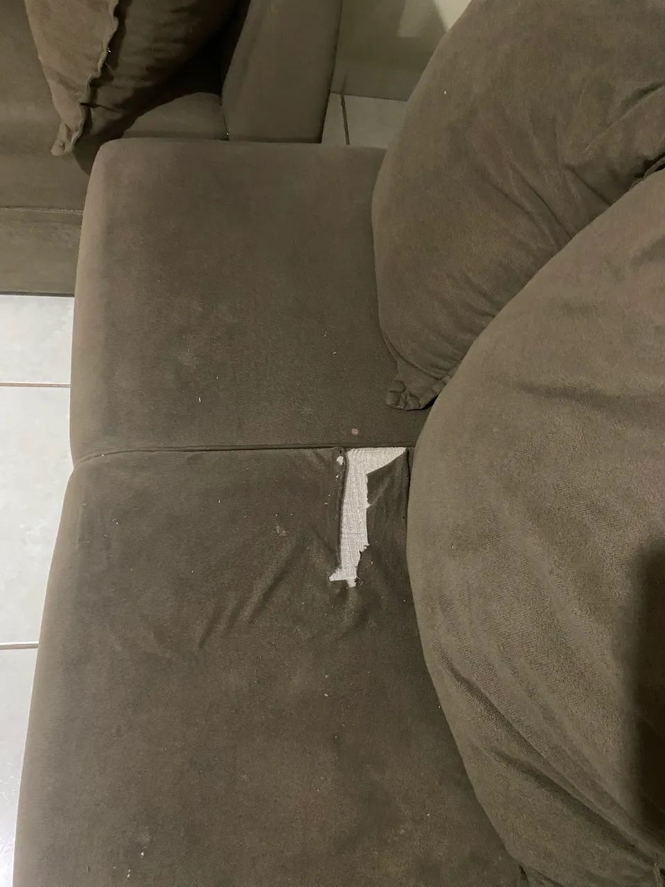 TV, sofá e uma poltrona amarela - Foto 3