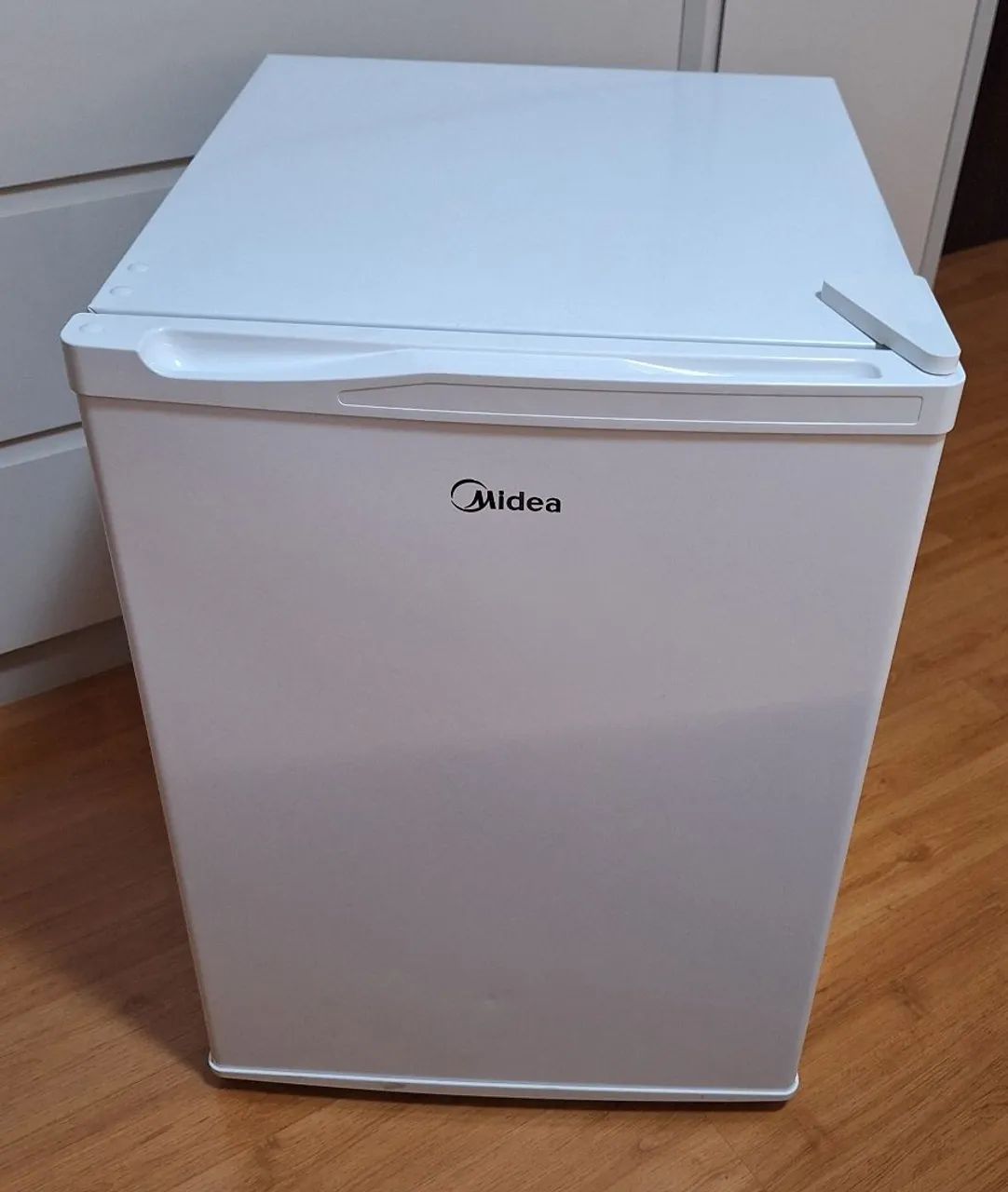 Frigobar 71L Midea com pés ajustaveis 