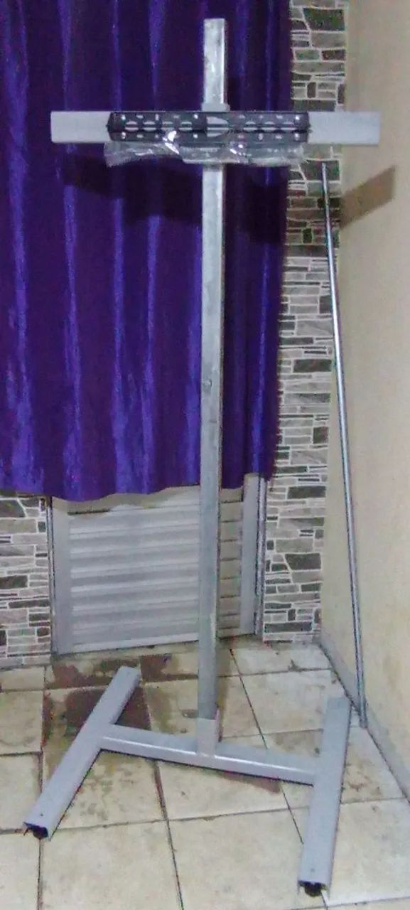 SUPORTE PARA TV MODELO PEDESTAL REGULÁVEL DE 32 A 75 POLEGADAS 