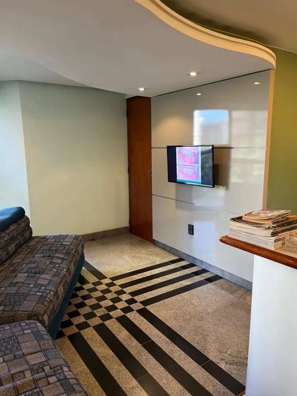 Vende salas no edificio comercial Embassy Tower 