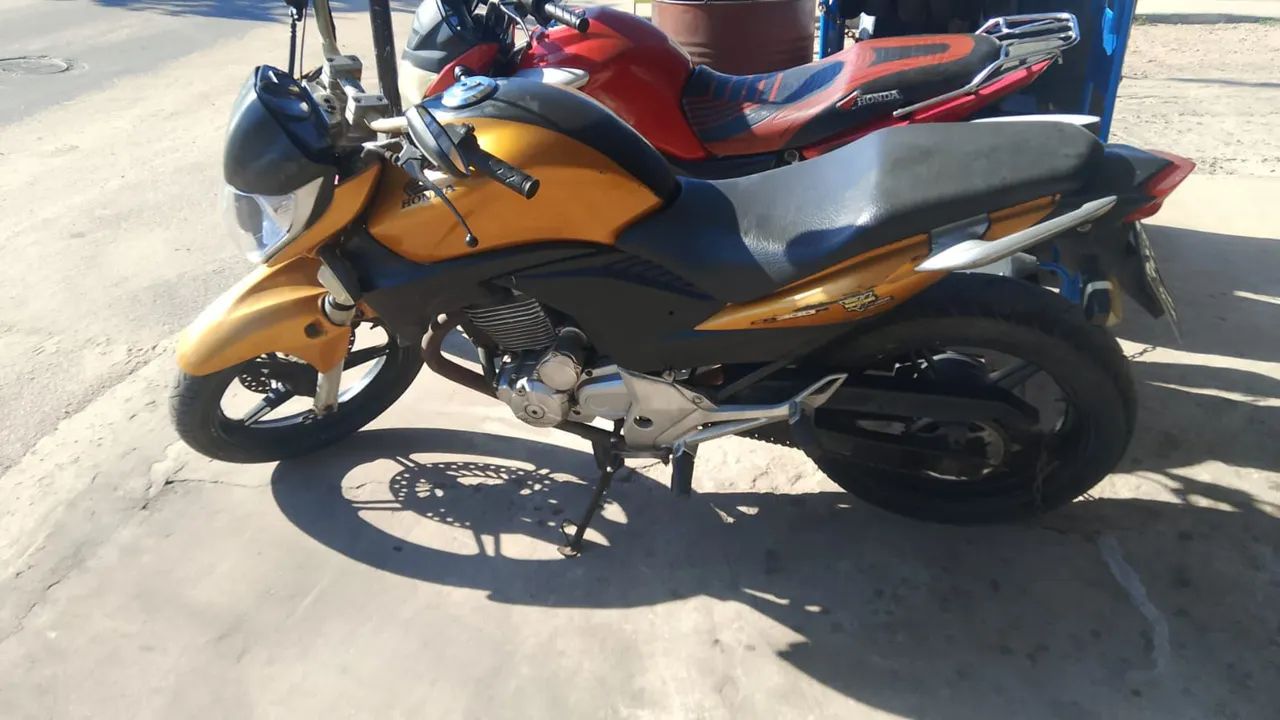 CB 300 atrasada compensa emplaca vendo é troco 