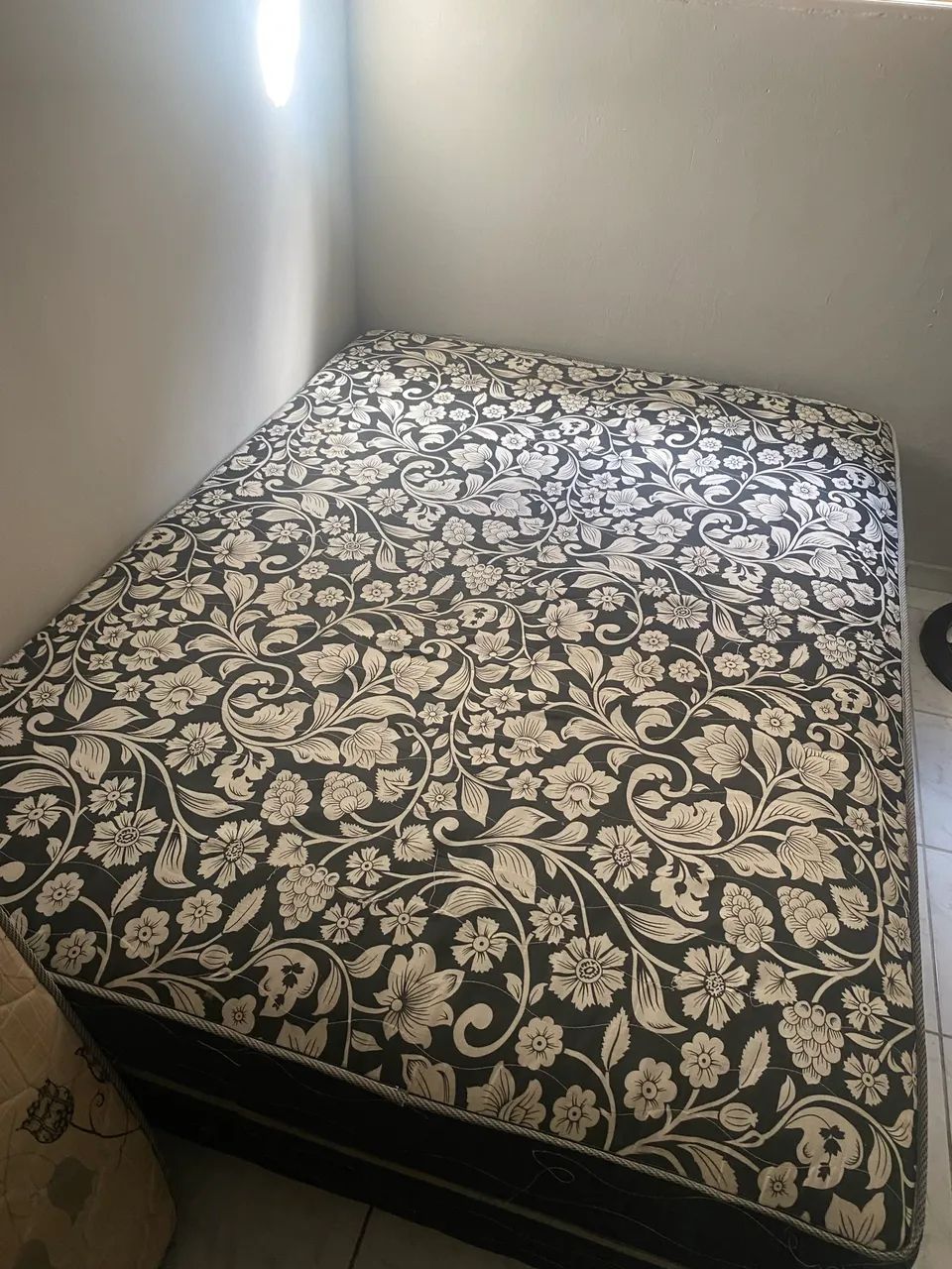 Cama de casal usada pra vender logo
