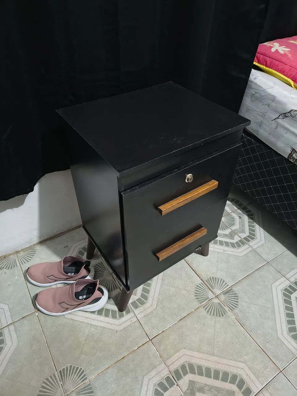 Mesa de cabeceira com chave - Foto 2