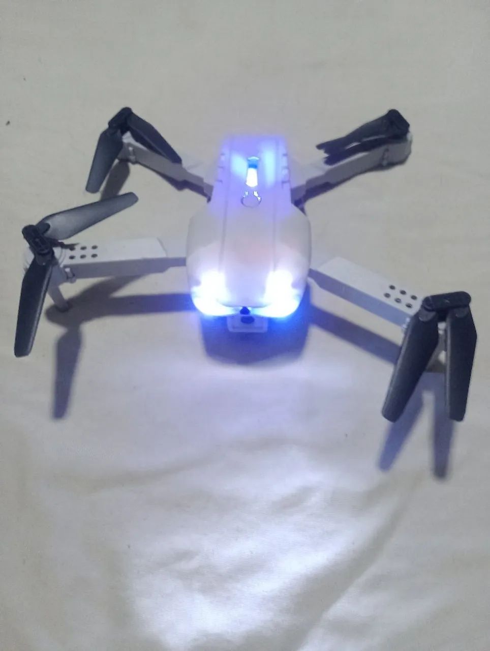 um drone mini  na queize controle  tem câmera 2 bateria  e alguns acessório e  uma chave  