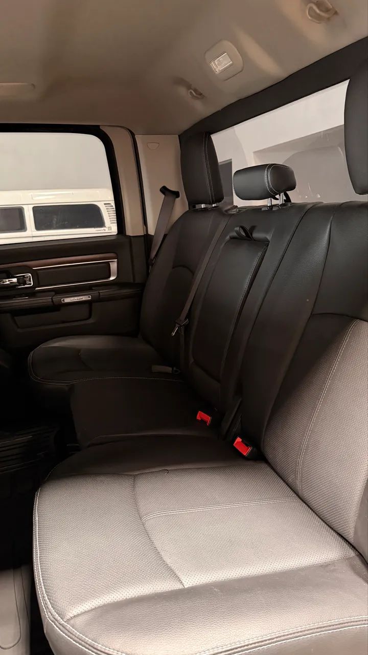 Ram Classic Laramie Night Edition 5.7 V8 16V Gasolina 4X4 Aut. 2022 - Foto 7